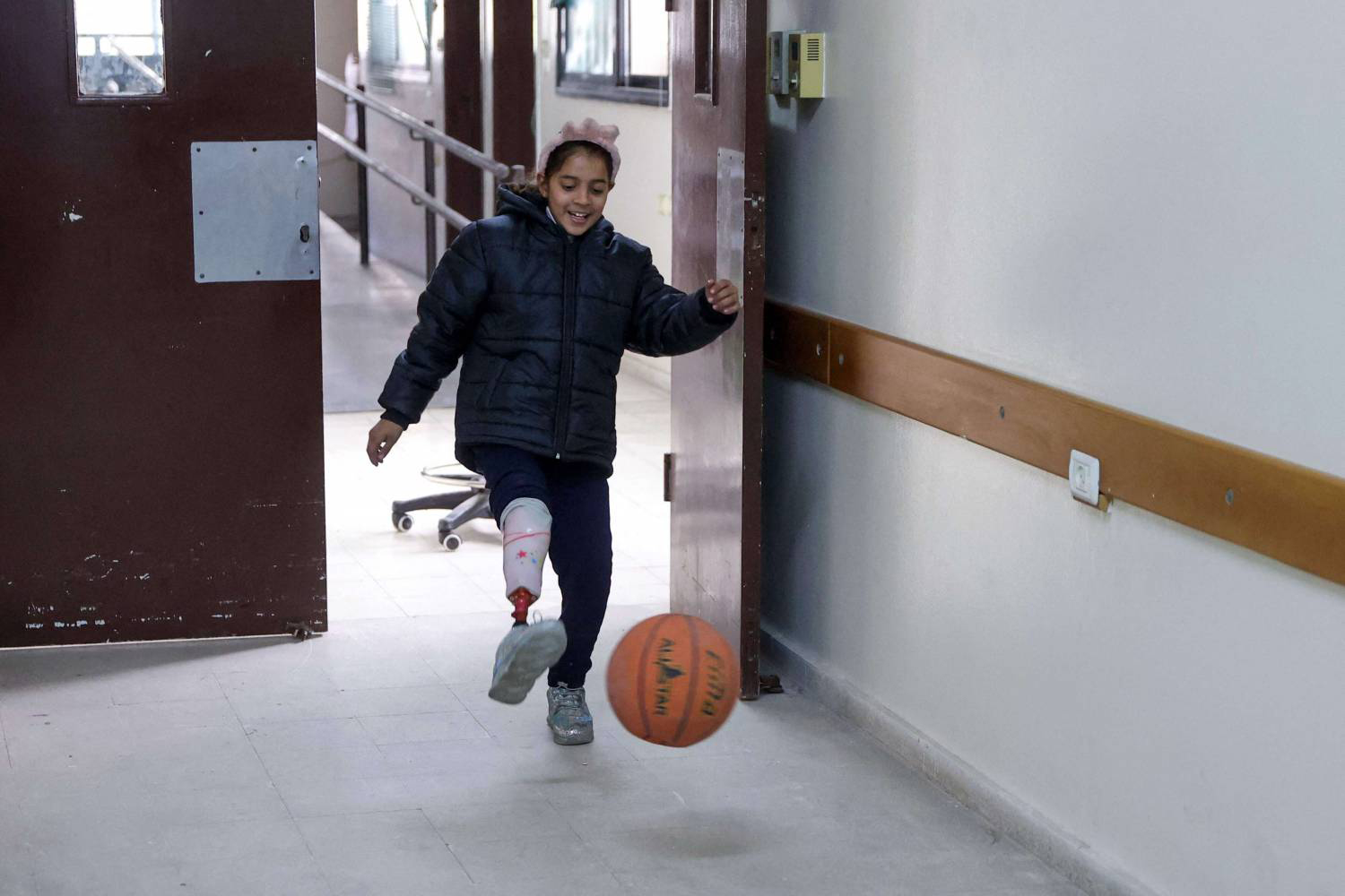 بين القصف والعكاز