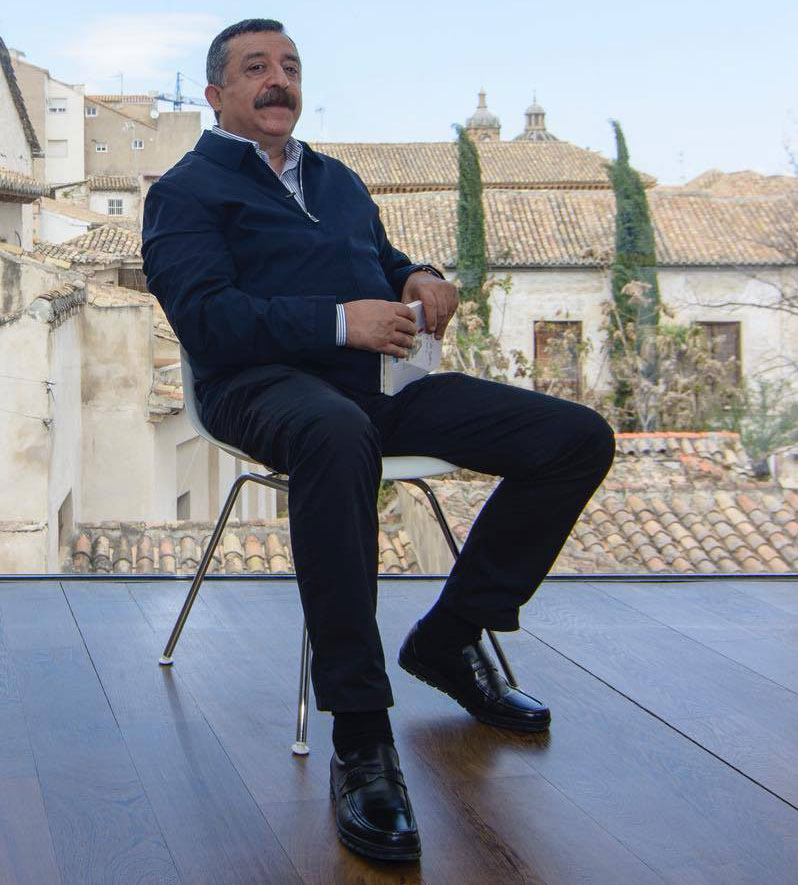 آدم فتحي يتحرك في أمكنة كثيفة، في الشذرة وشعر الكتلة وفي الأغنية وفي الترجمة، إنه متعدد لكن لغته واحدة