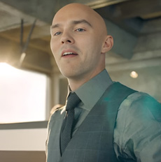 نيكولاس هولت يُؤدي شخصية لكس لوثر بطريقة عبقرية، تُقدّم إضافة جديدة إلى ما شاهدناه في النسخ الكلاسيكية