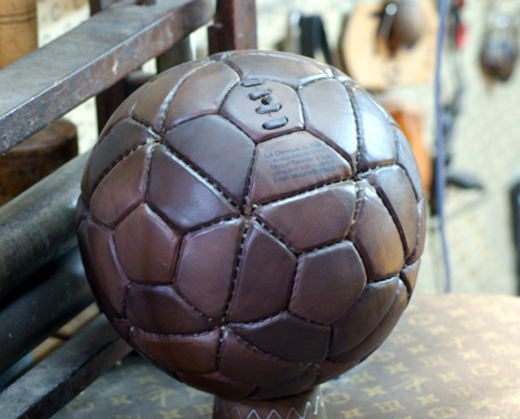 ◙ بوقنطار يحتفظ بعشرات النماذج للكرات