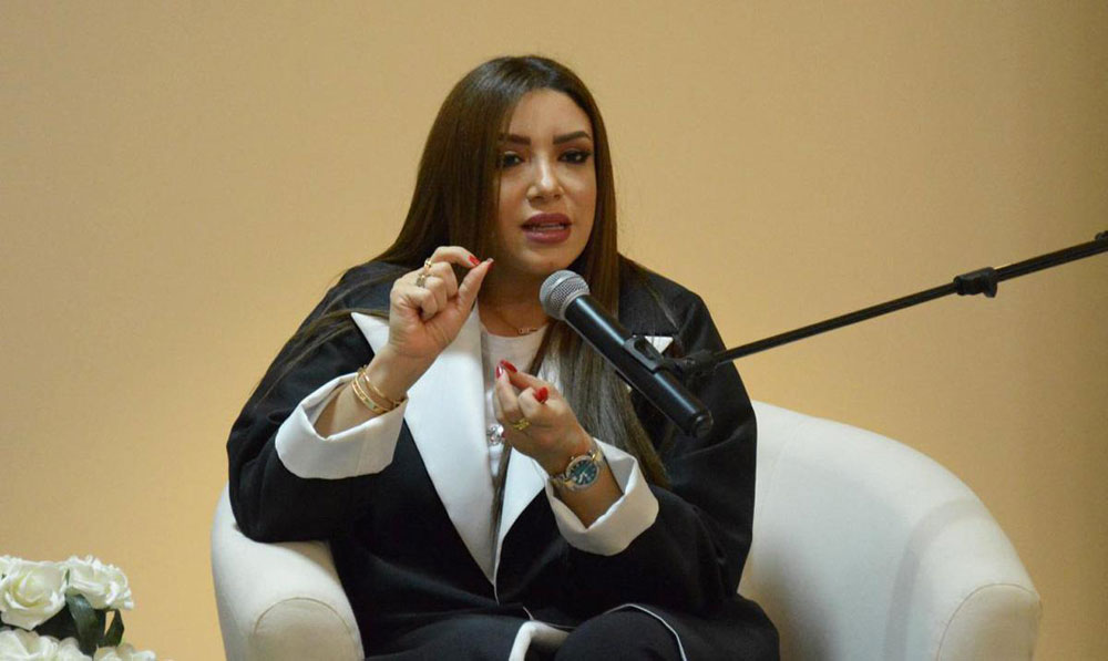 الفنانة لم تكتف بتجربة واحدة ولا بمسار محدد في التعبير الفني فهي تتحدى نفسها بتجاوز النمط بالتجريب والفكرة