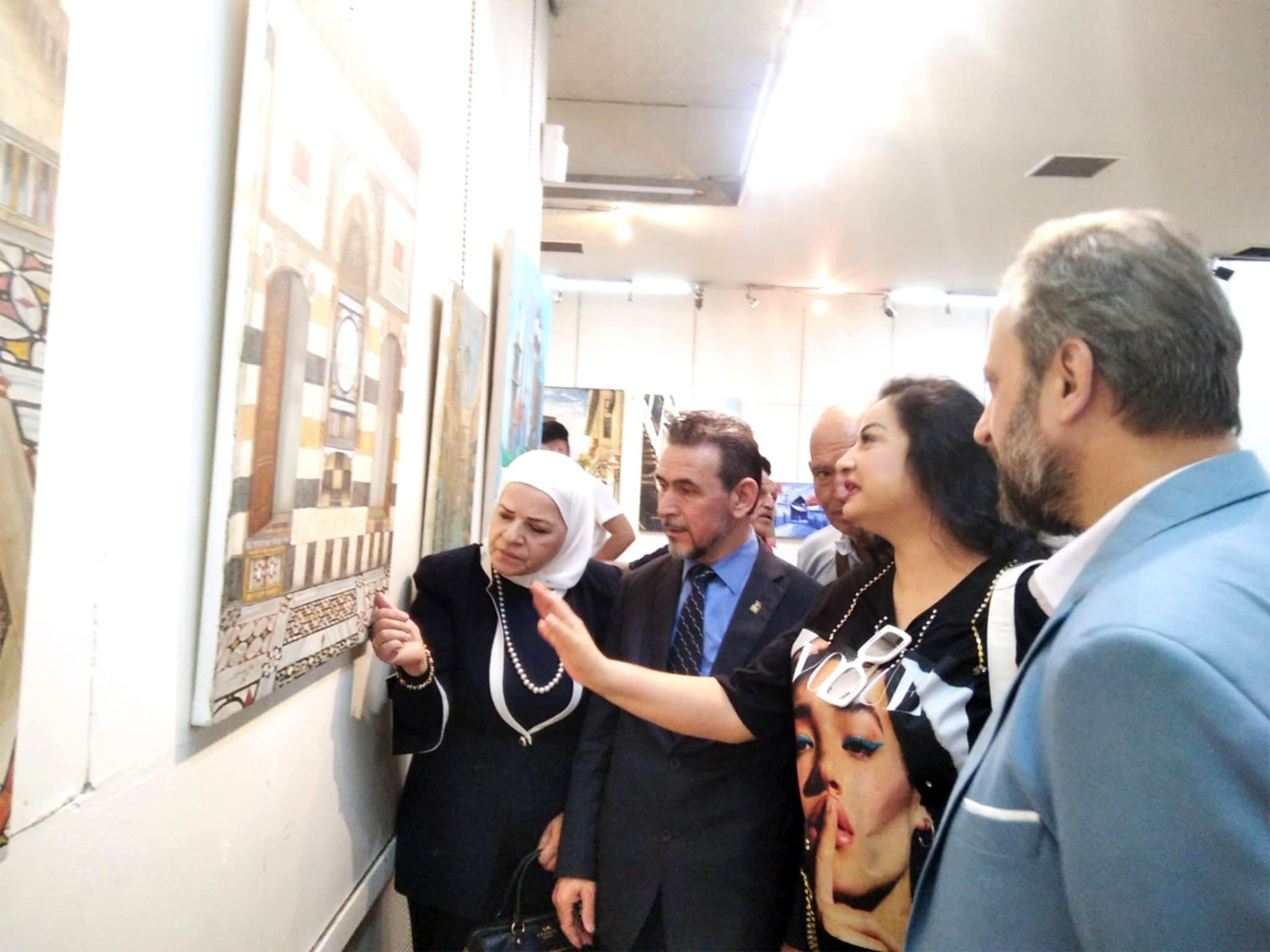◄ لوحات متنوعة صور بعضها دمشق من منظور الجمال والتاريخ، وأخرى وثقت معاناة المدينة في فترات زمنية مختلفة