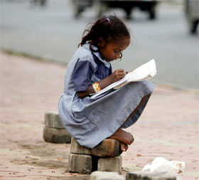 العلاقة وثيقة بين الأمية والفقر ويتمتع من يجيدون القراءة والكتابة بميزة هائلة على من لا يجيدونها في الدراسة والتدريب