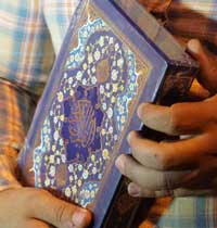 النص يريد أن يُبقي الحكاية طيّ الغموض، مسكونة بالإيحاء، غامضة بما يكفي لتمتص طبقات من الدلالات والتأويلات