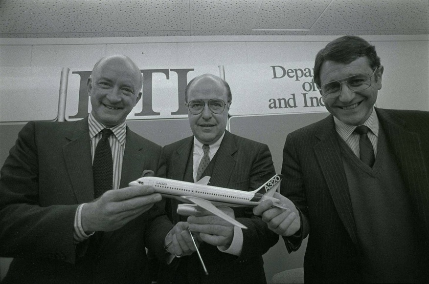 نموذج لطائرة أي 320 مع كل من وزير التجارة البريطاني جيفري باتي ونظيريه من ألمانيا الغربية ديتر وولف وفرنسا ميشيل لاغورس – فبراير 1987